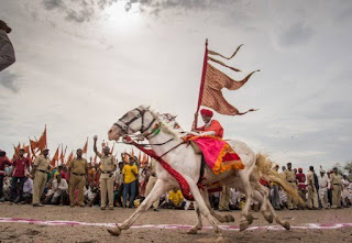 वारीतील रिंगण: जिथे देव आणि भक्त एकरूप होतात!
